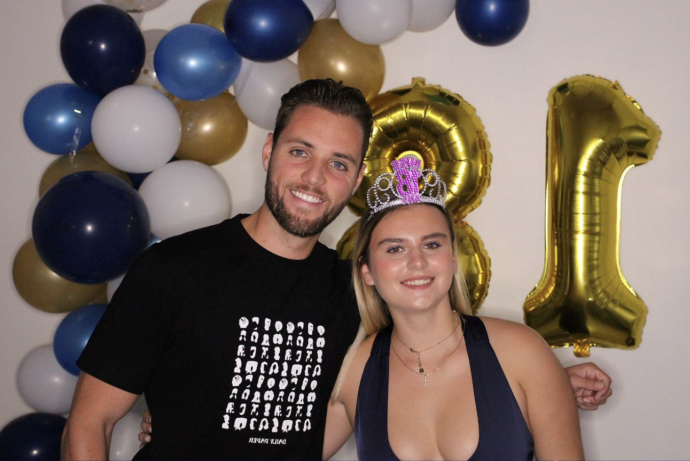 Deux invités posant devant les ballons pour l'anniversaire de Louise