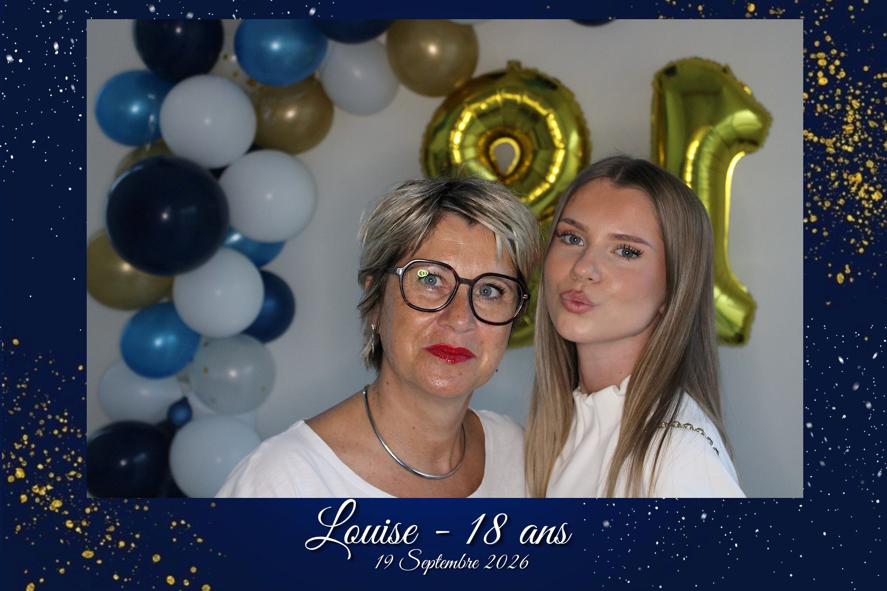 Deux invitées dans le cadre photo des 18 ans de Louise