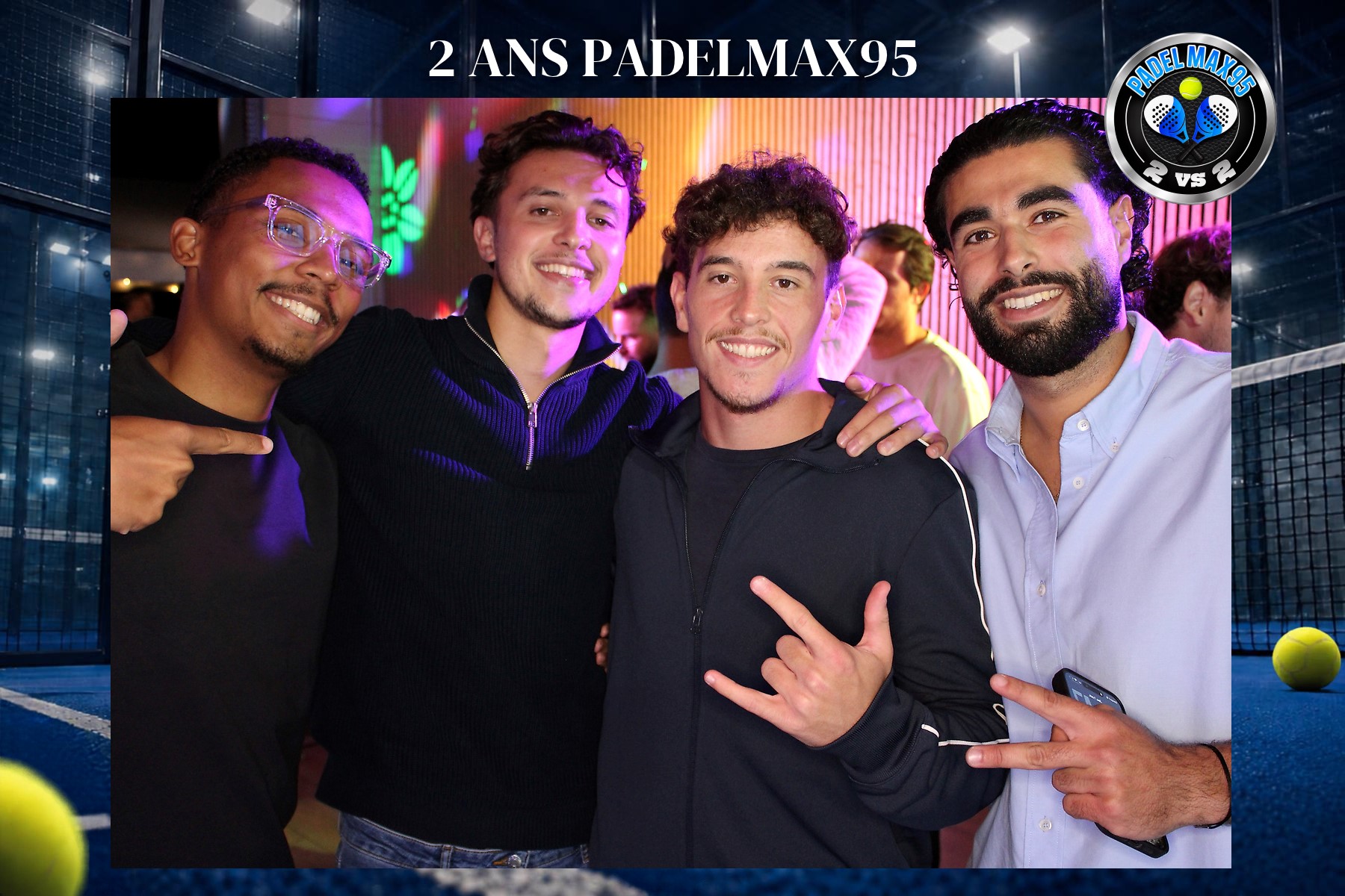 Invités devant la borne photo pour les deux ans de Padel Max 95