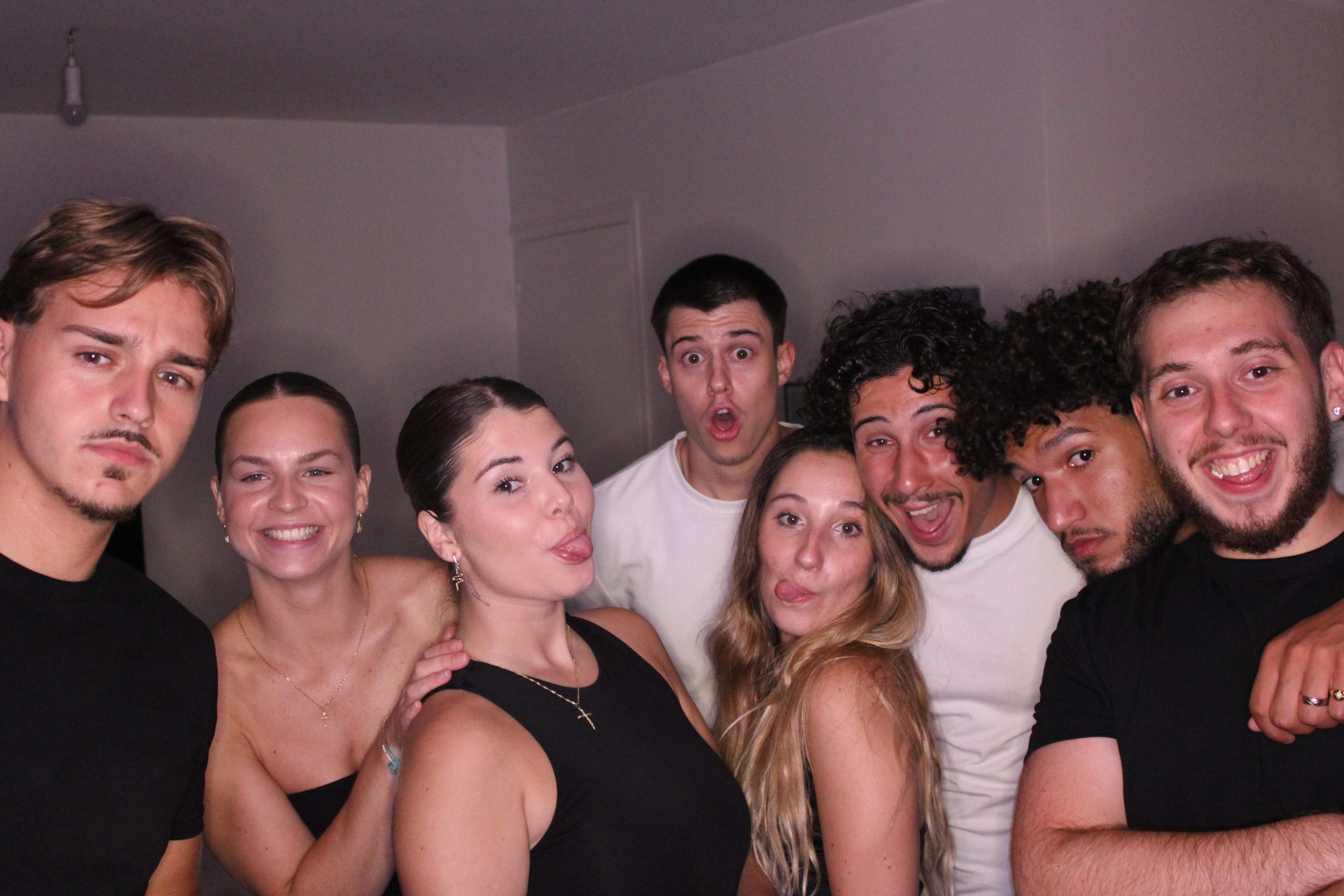 Groupe d'amis devant le photobooth Photoboosté