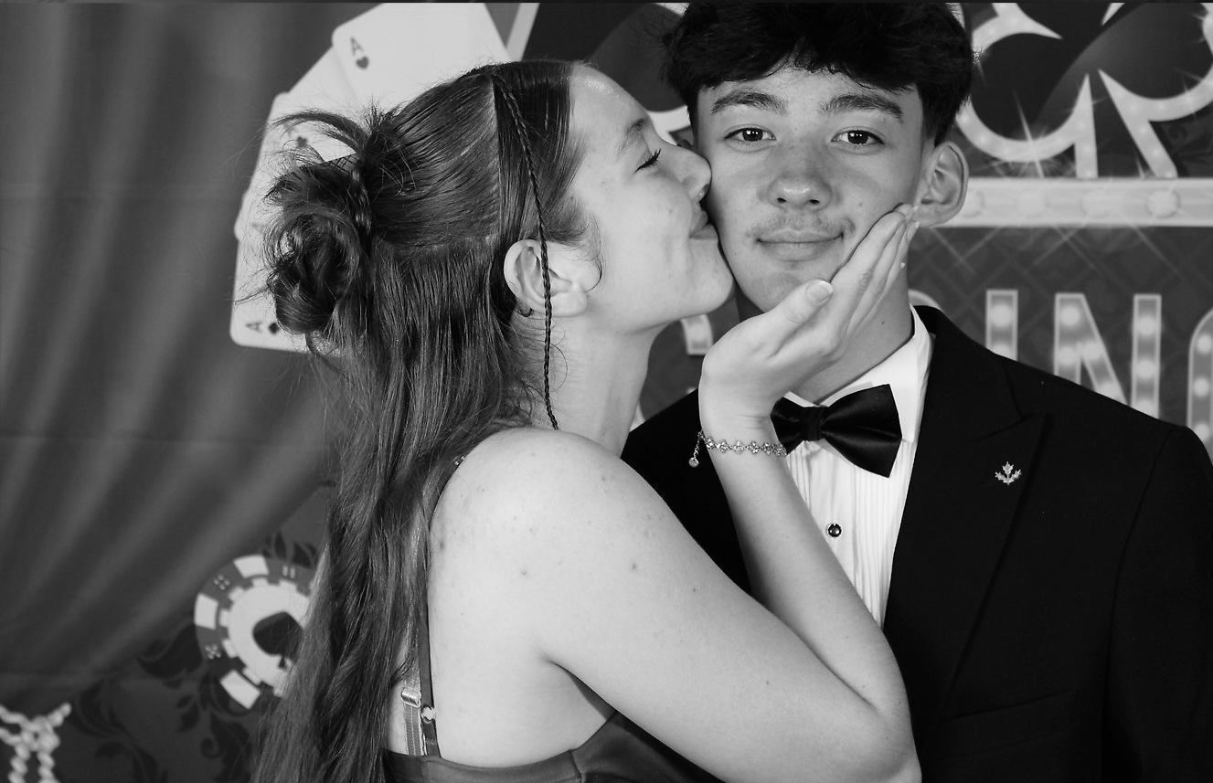 Couple immortalisé en noir et blanc au photobooth