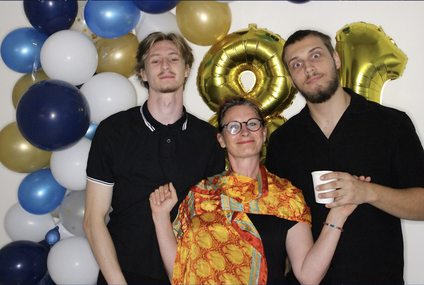 Invités devant le décor de ballons pour les 18 ans de Louise