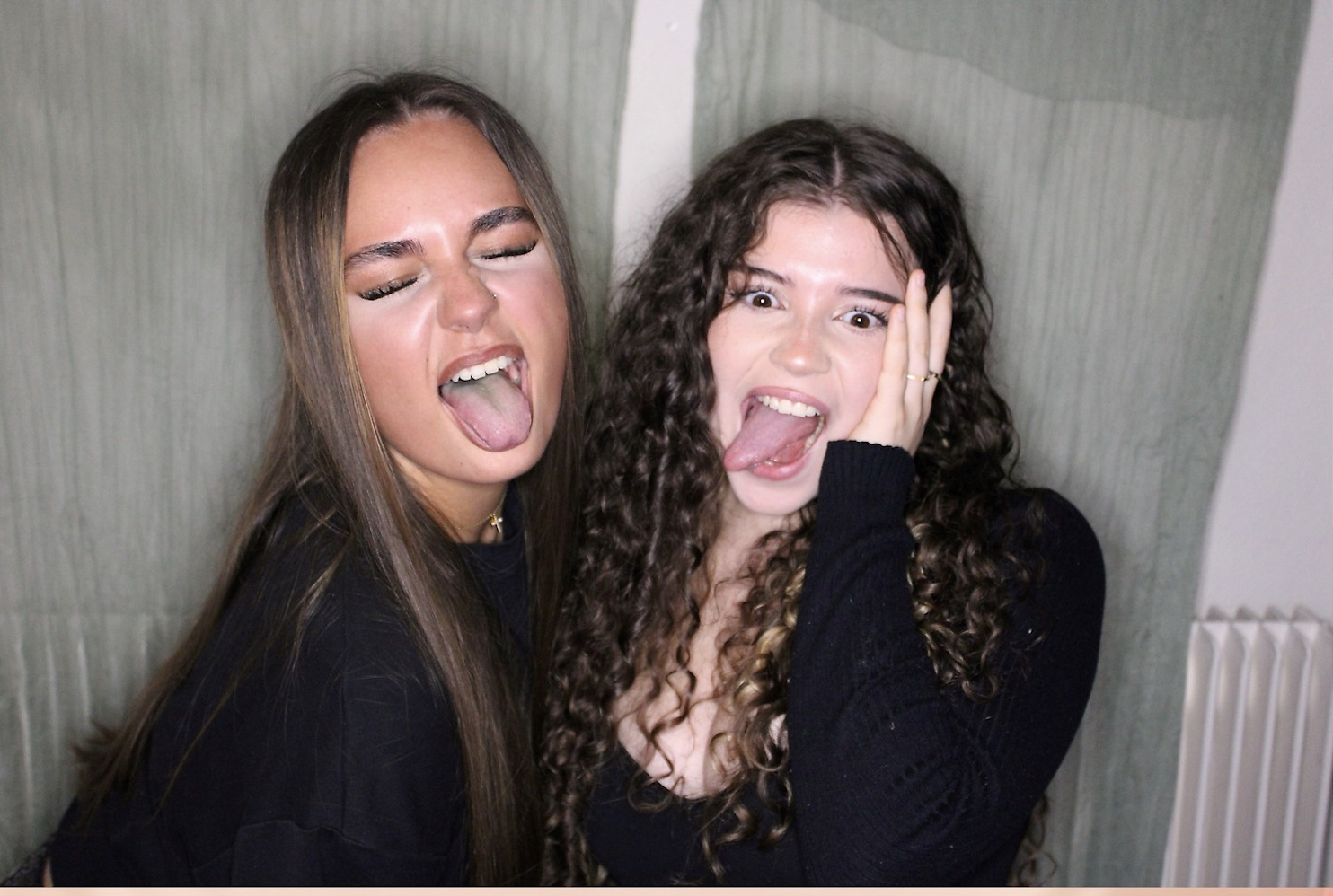 Invités posant avec des accessoires devant le photobooth lors d'un mariage