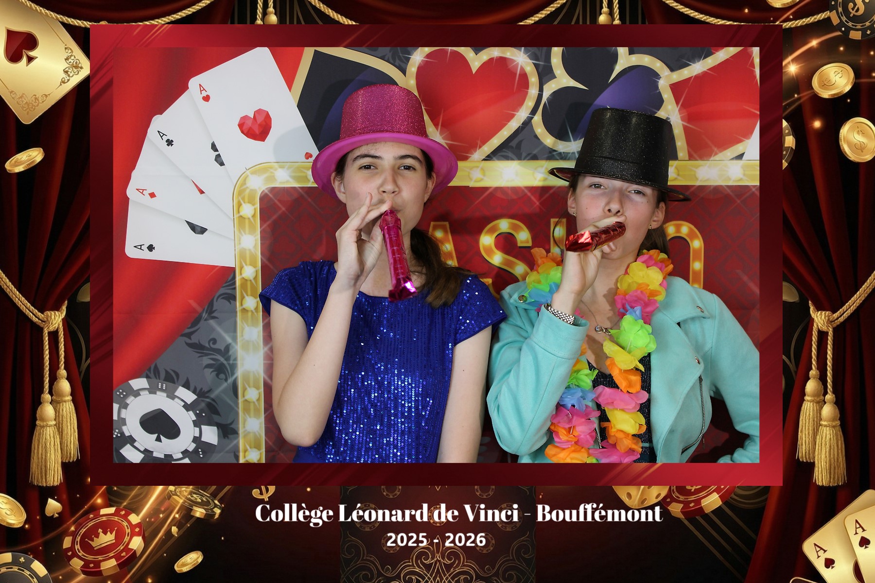 Duo festif avec accessoires au photobooth Photoboosté