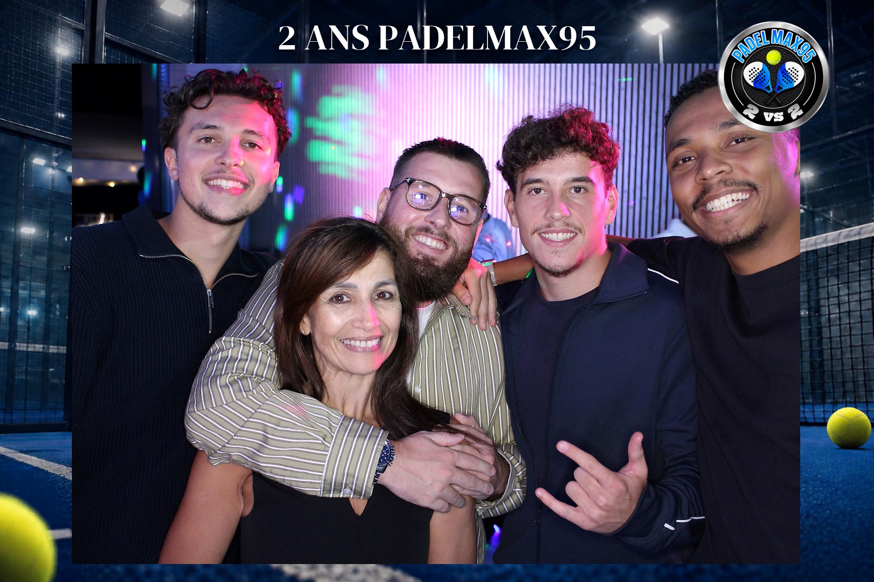 Groupe d'invités photographiés aux deux ans de Padel Max 95