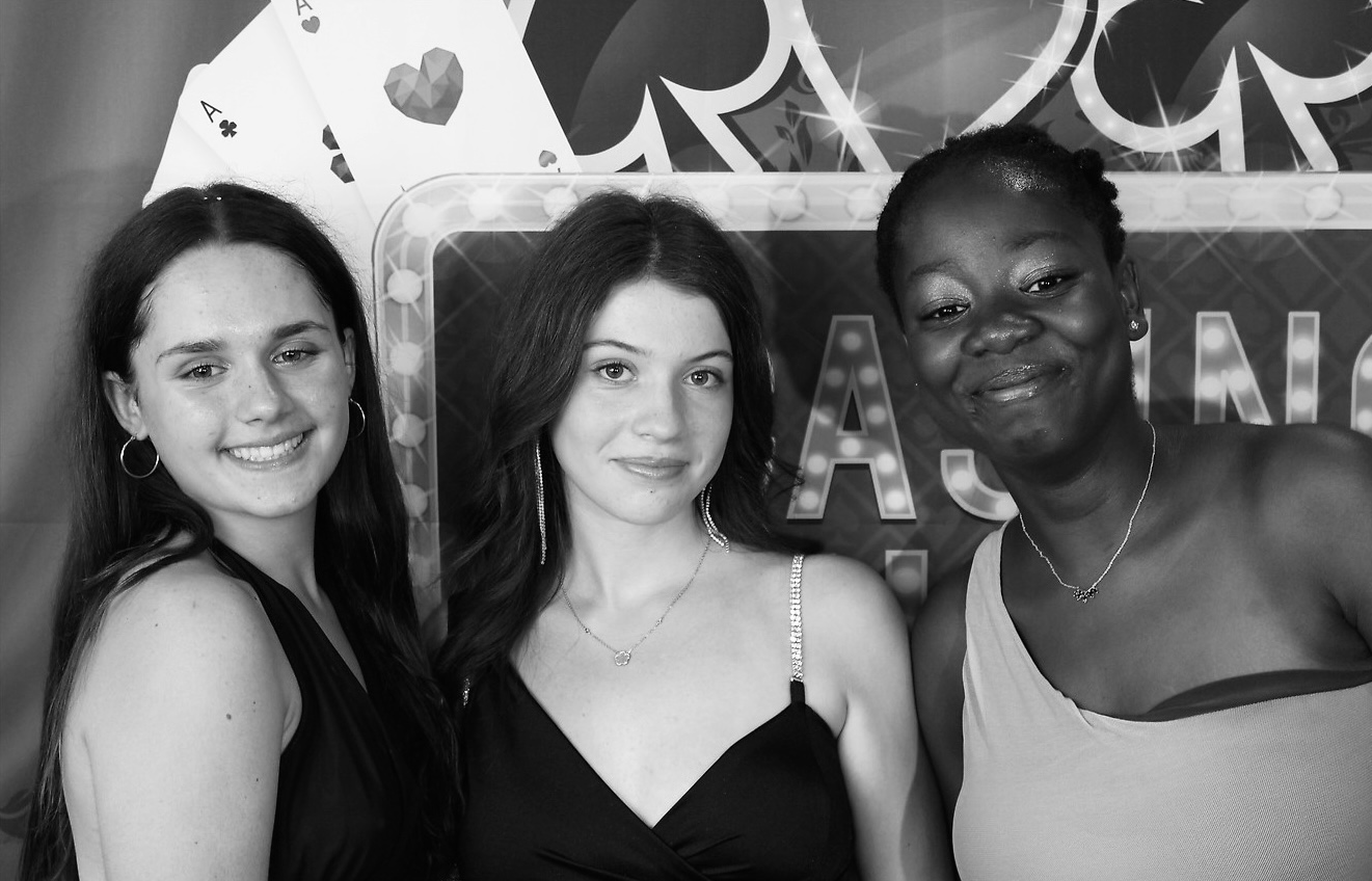 Trio d'amies en noir et blanc au photobooth Photoboosté